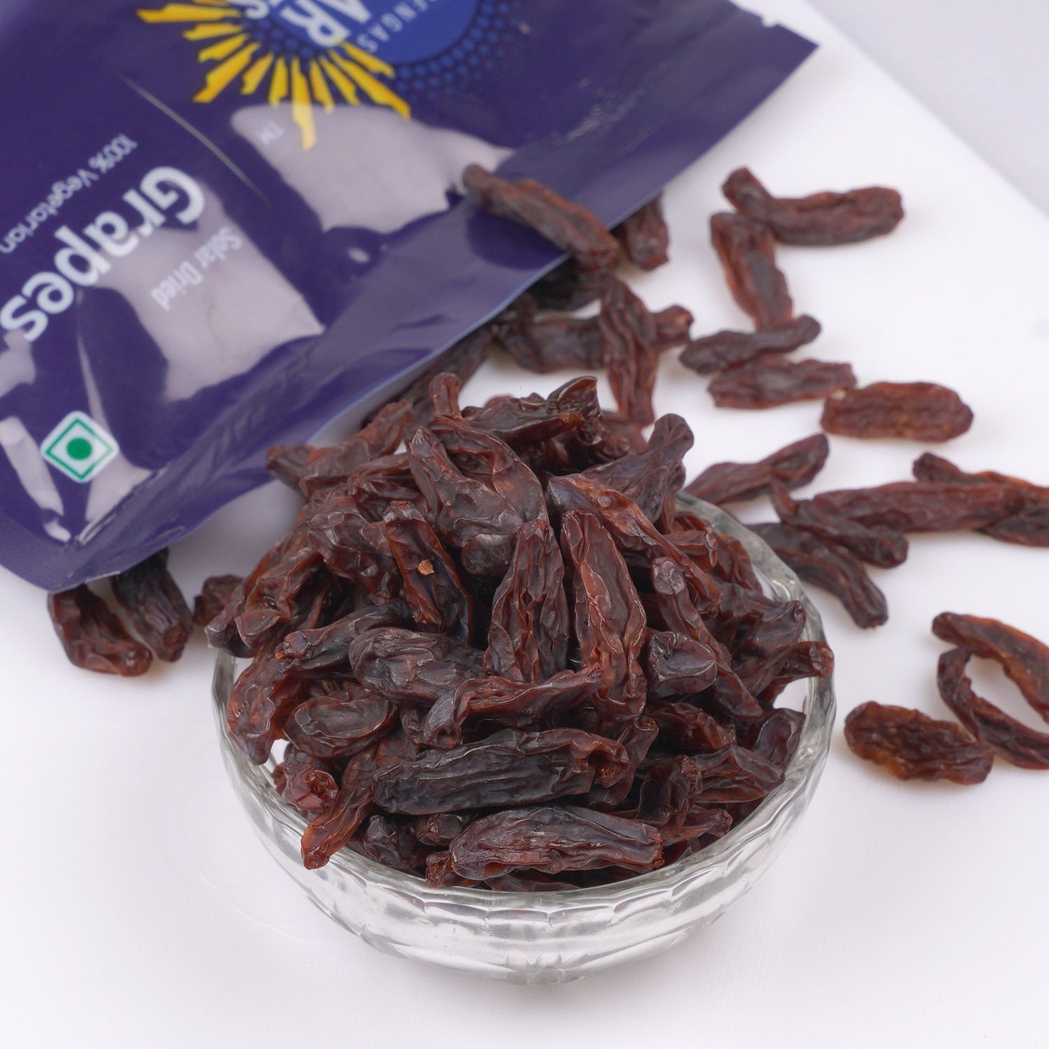 Dried green grapes – naturally dried seedless raisins with a soft texture and fruity flavor.