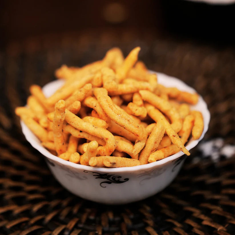 Close-up of golden crispy kara sev besan strands with black pepper – no maida, no refined oil by Dr. Renga's Solar Delights